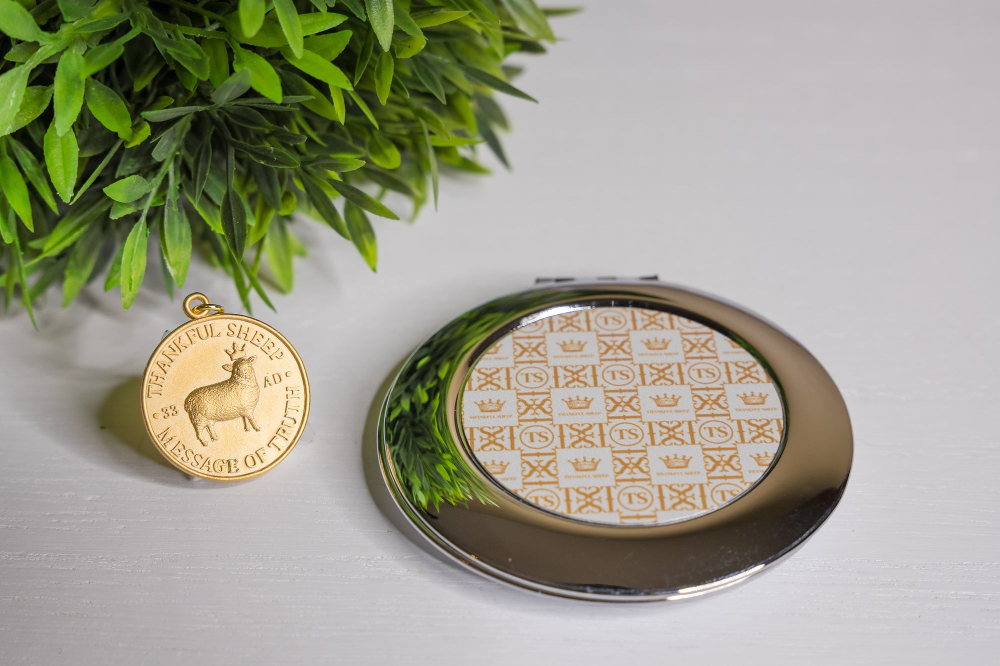 Thankful Sheep Icons Compact Mirror Light Gray/Gold